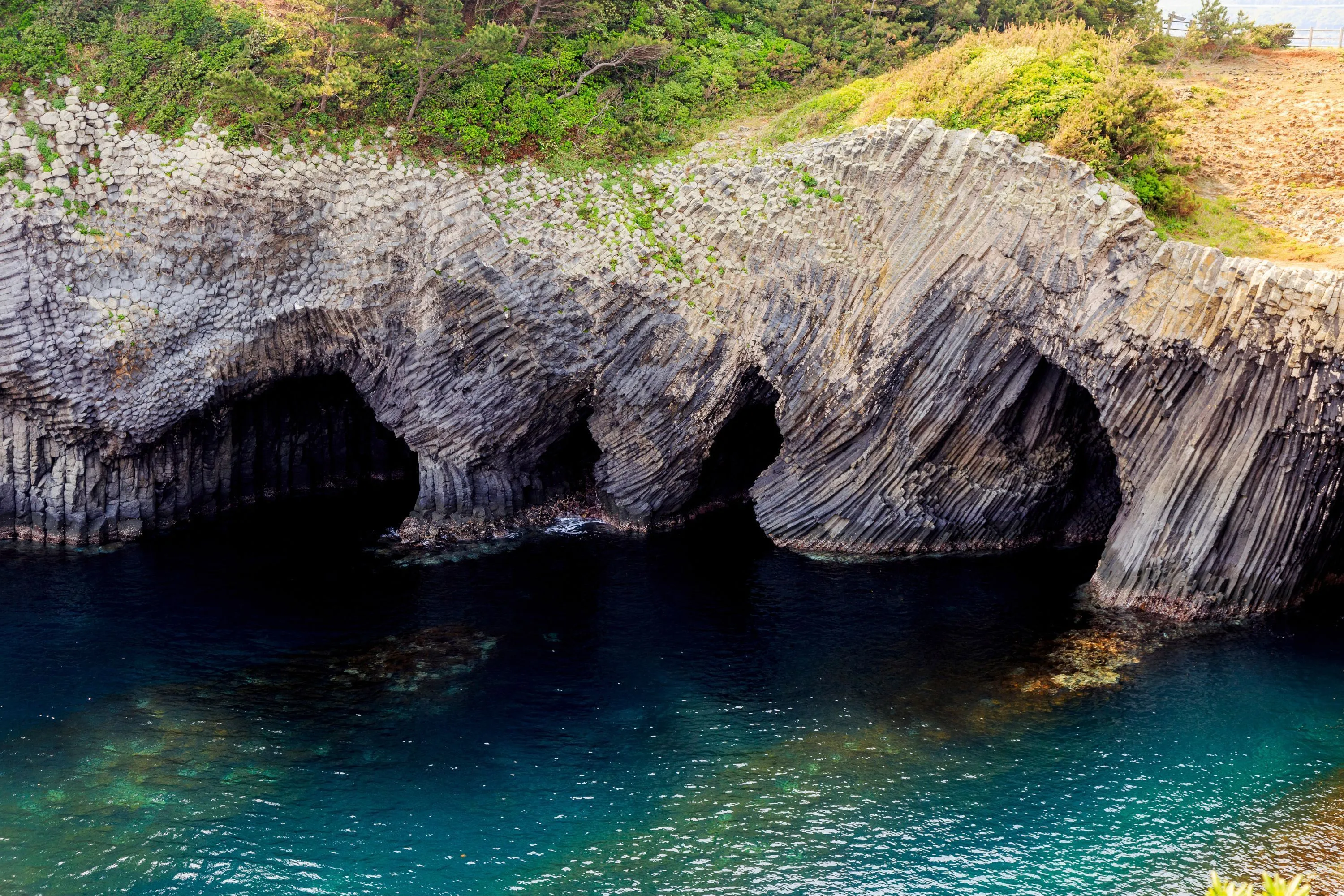 ПЕЩЕРЫ НАНАЦУГАМА НА ПОБЕРЕЖЬЕ САГА