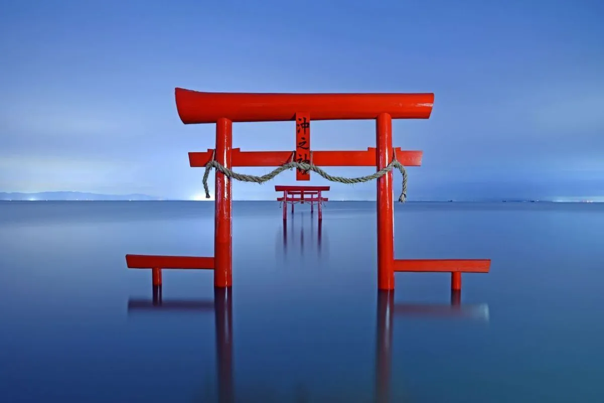 ПАРЯЩИЕ АЛЫЕ ВРАТА И ДРЕВНЯЯ ЛЕГЕНДА